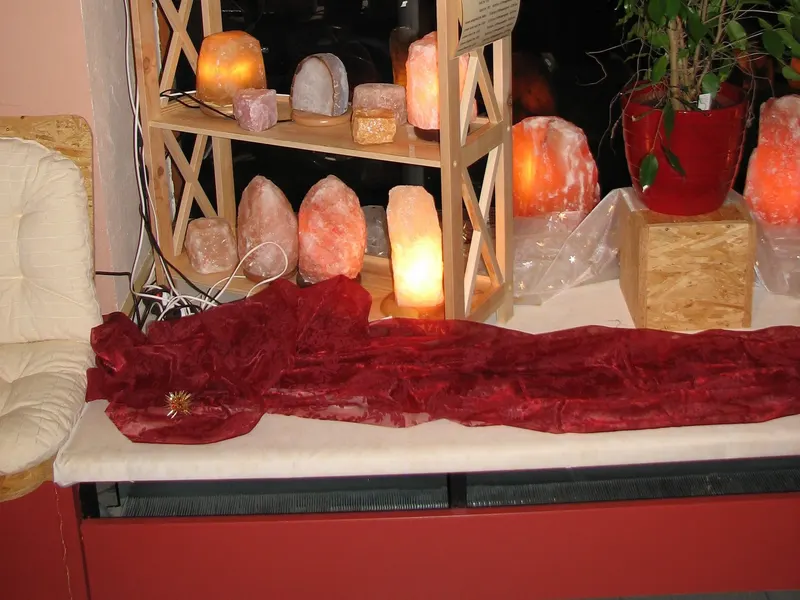 Warm leuchtende Lichter im Schaufenster