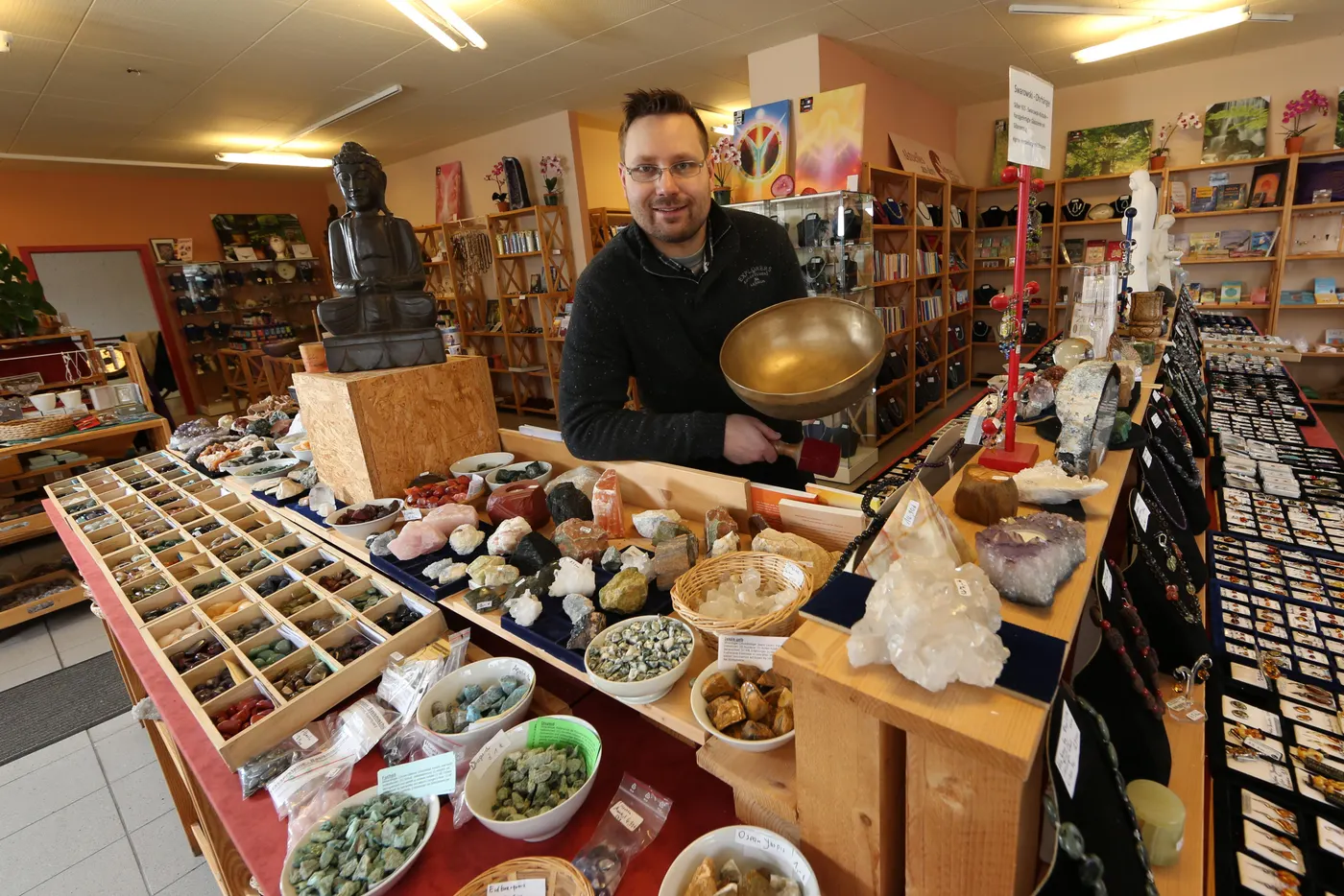 Beratung an der Theke zwischen Steinen und Schmuck